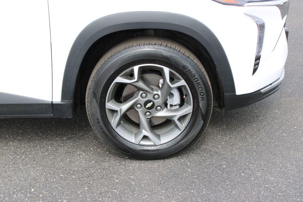 Used 2025 Chevrolet Trax LT w/ LT Convenience Package image 12
