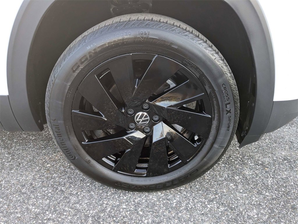 Used 2025 Volkswagen Atlas SE w/ Black Wheel Package image 11