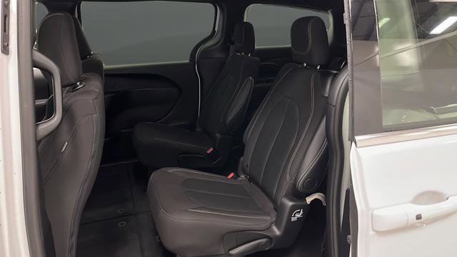 Used 2024 Chrysler Pacifica Touring image 23