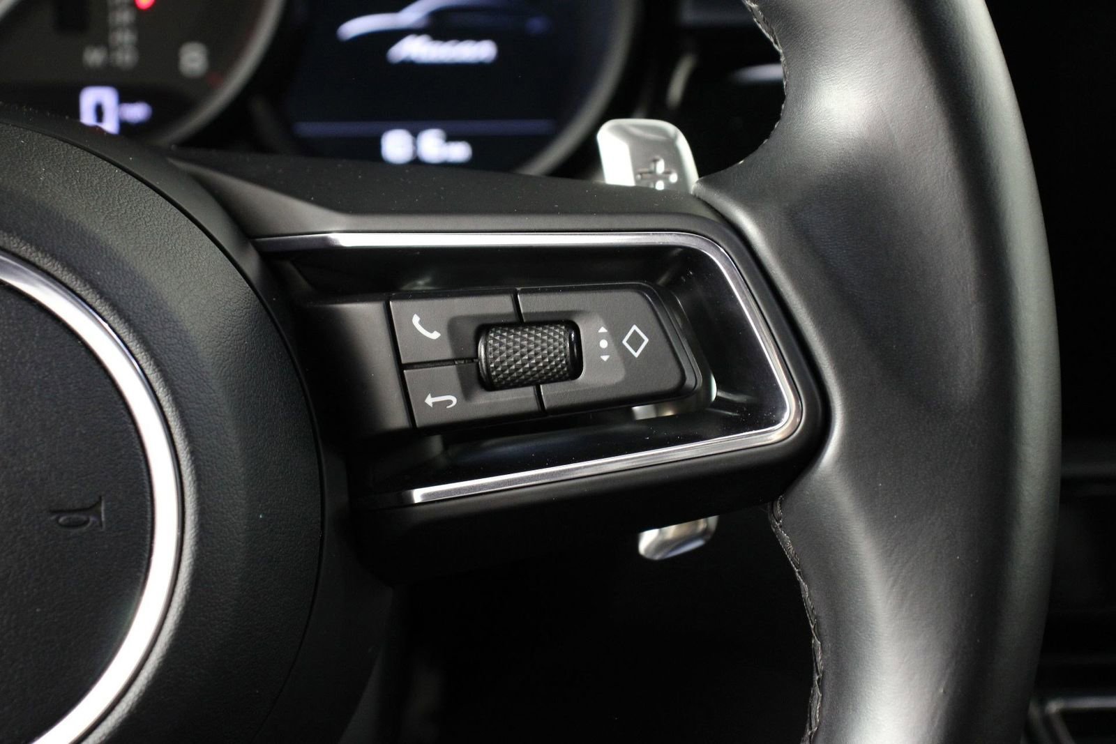 Certified 2022 Porsche Macan AWD/4WD image 15