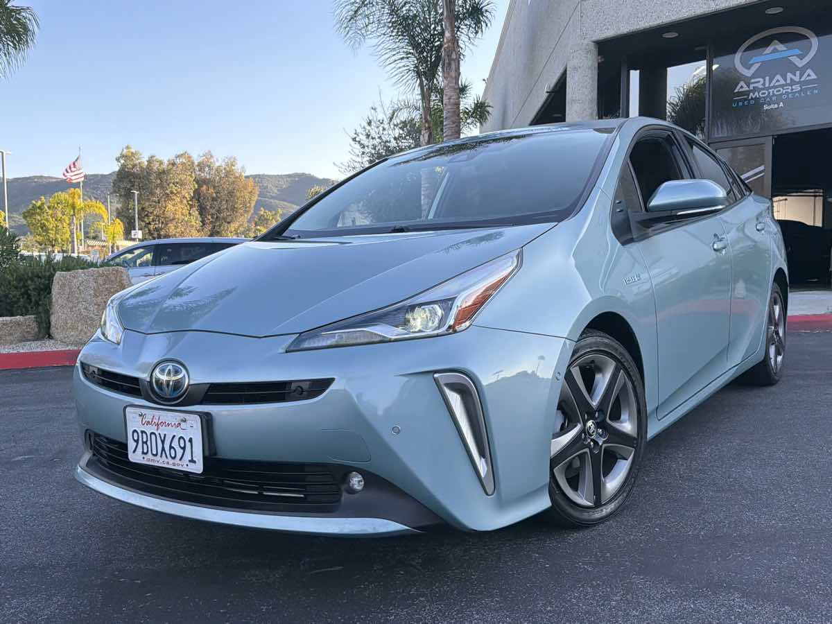 Used 2022 Toyota Prius XLE FWD image 2