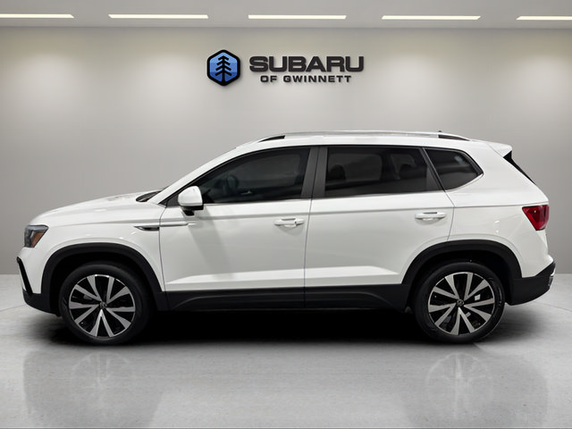 Used 2023 Volkswagen Taos SE w/ Panoramic Sunroof Package FWD image 2