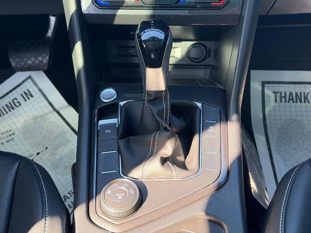 Used 2024 Volkswagen Tiguan SE w/ Panoramic Sunroof Package AWD/4WD image 16