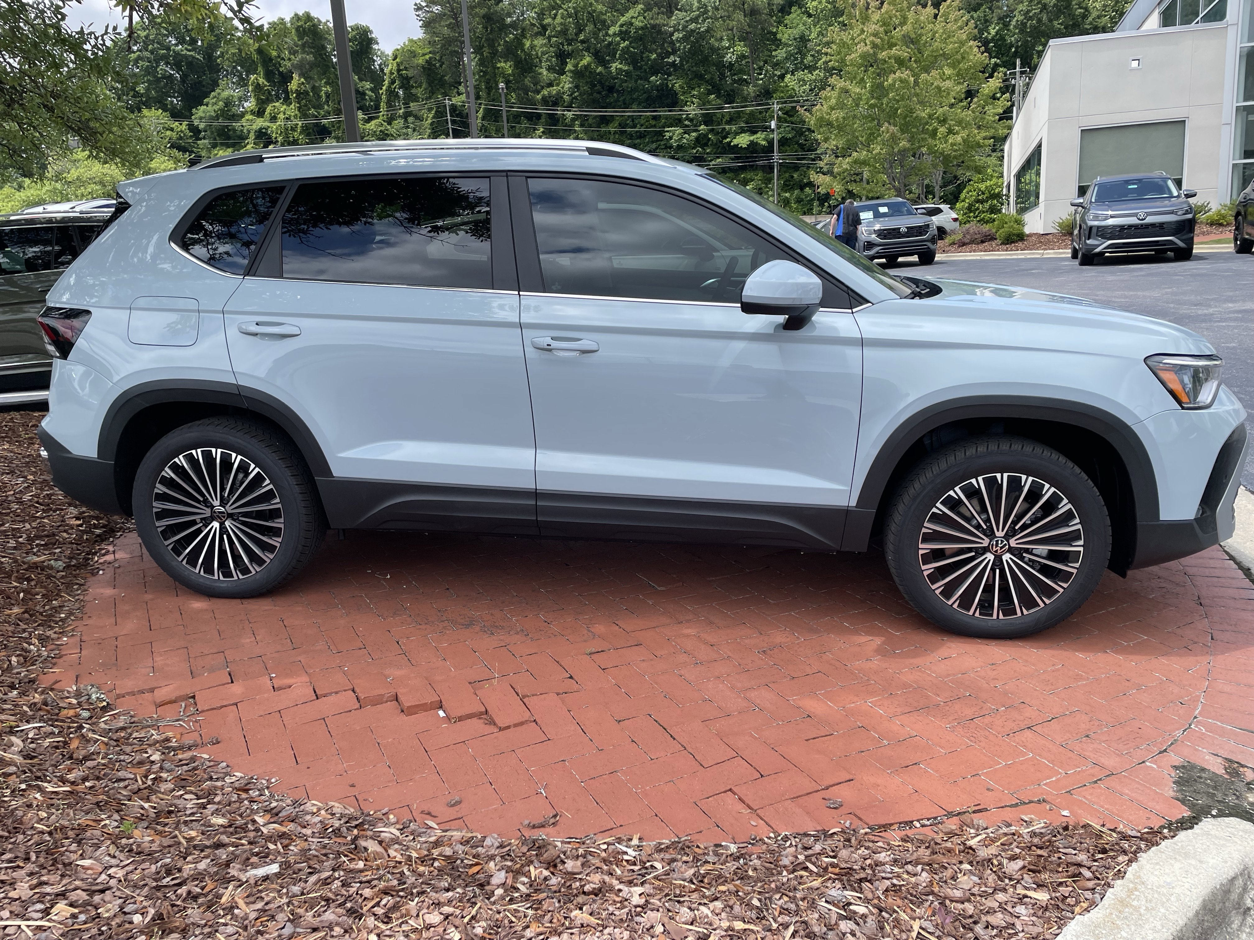 New 2026 Volkswagen Taos SE FWD image 4