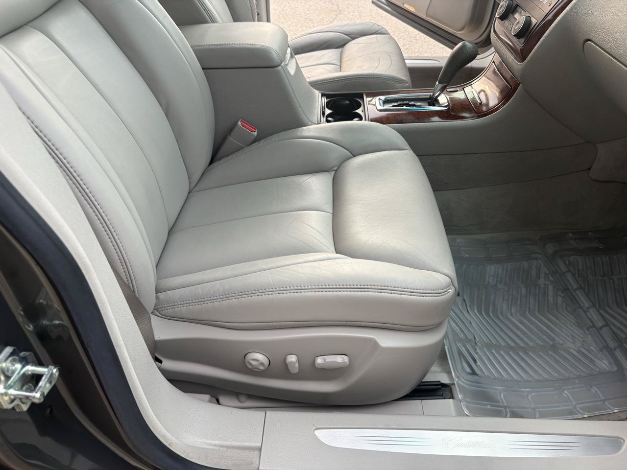 Used 2006 Cadillac DTS FWD image 32