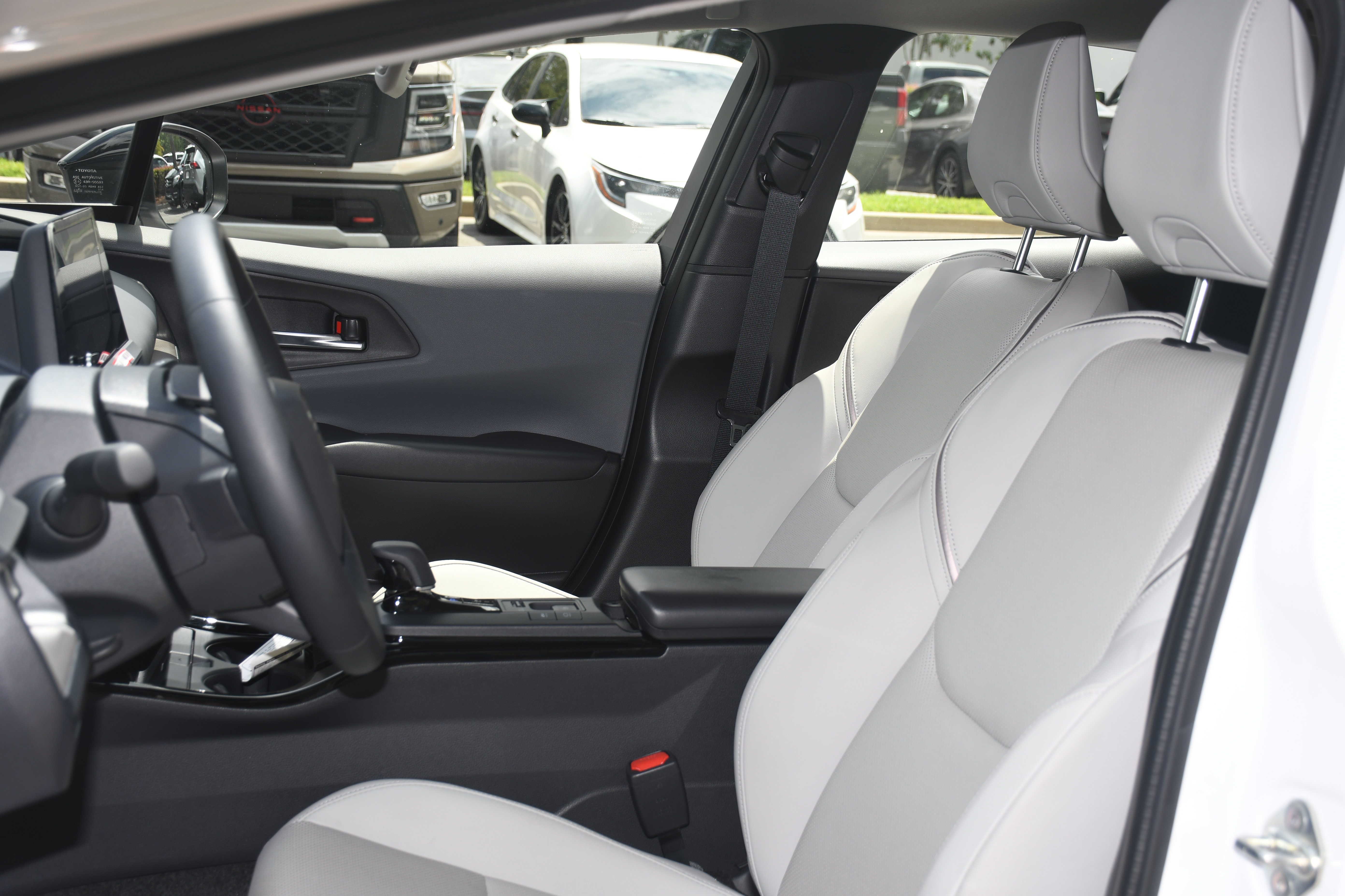 Used 2025 Toyota Prius XLE FWD image 11