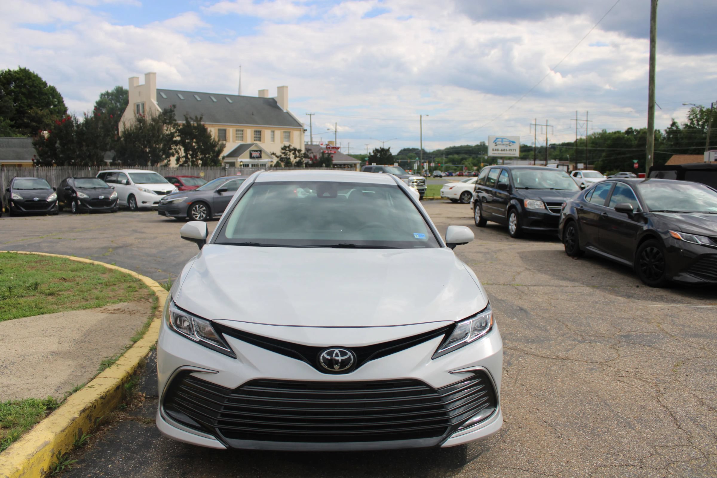 Used 2023 Toyota Camry LE FWD image 8