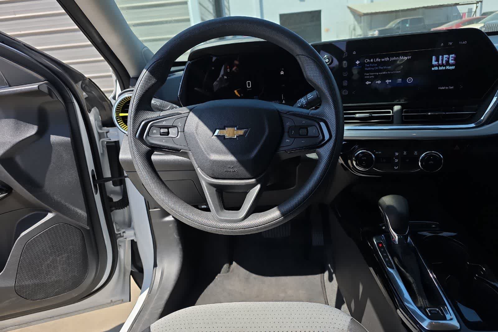 Used 2025 Chevrolet Trax LT FWD image 16