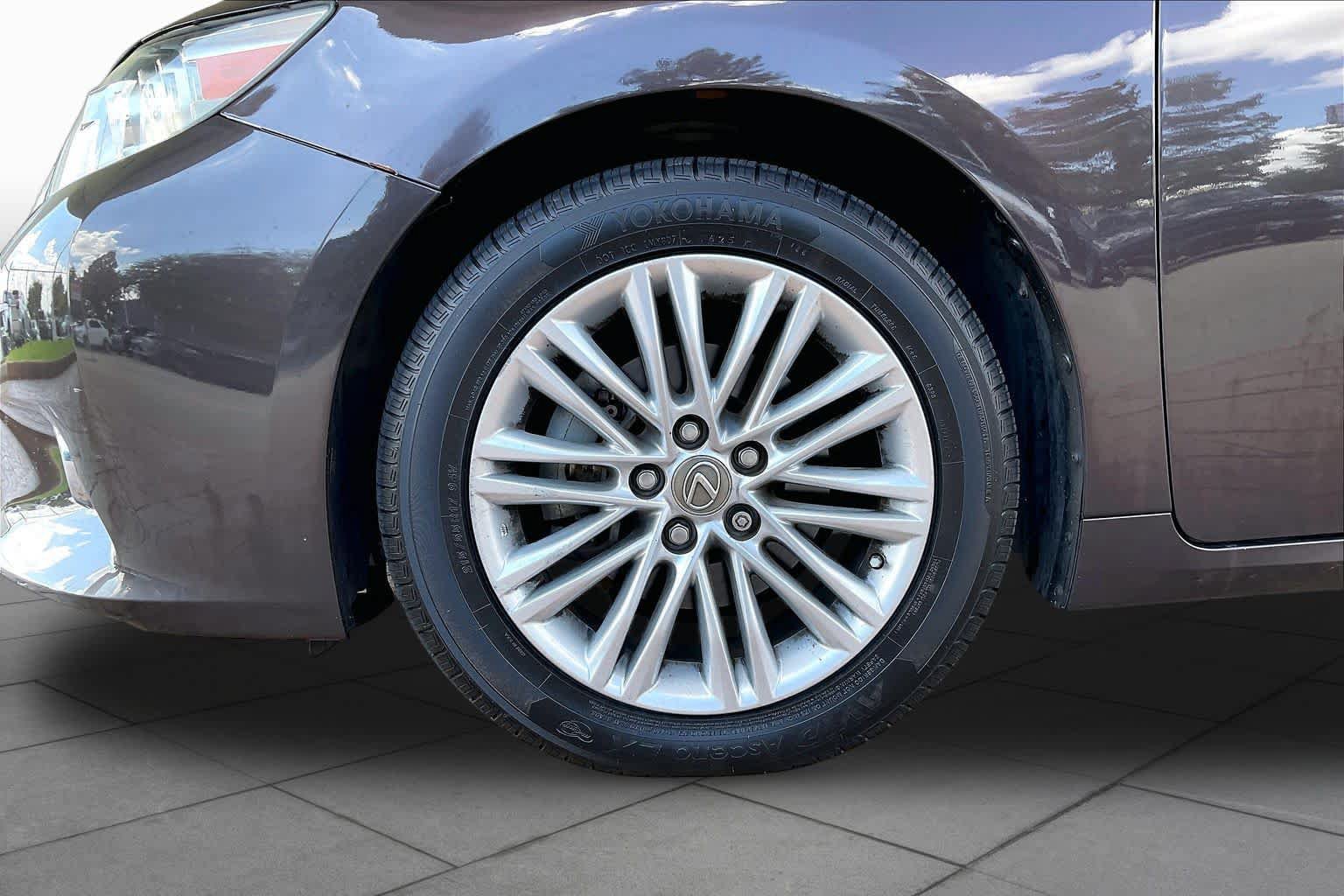 Used 2014 Lexus ES 350 w/ Luxury Package FWD image 9