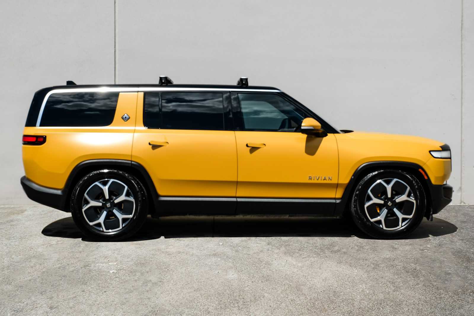 Used 2023 Rivian R1S Adventure image 5