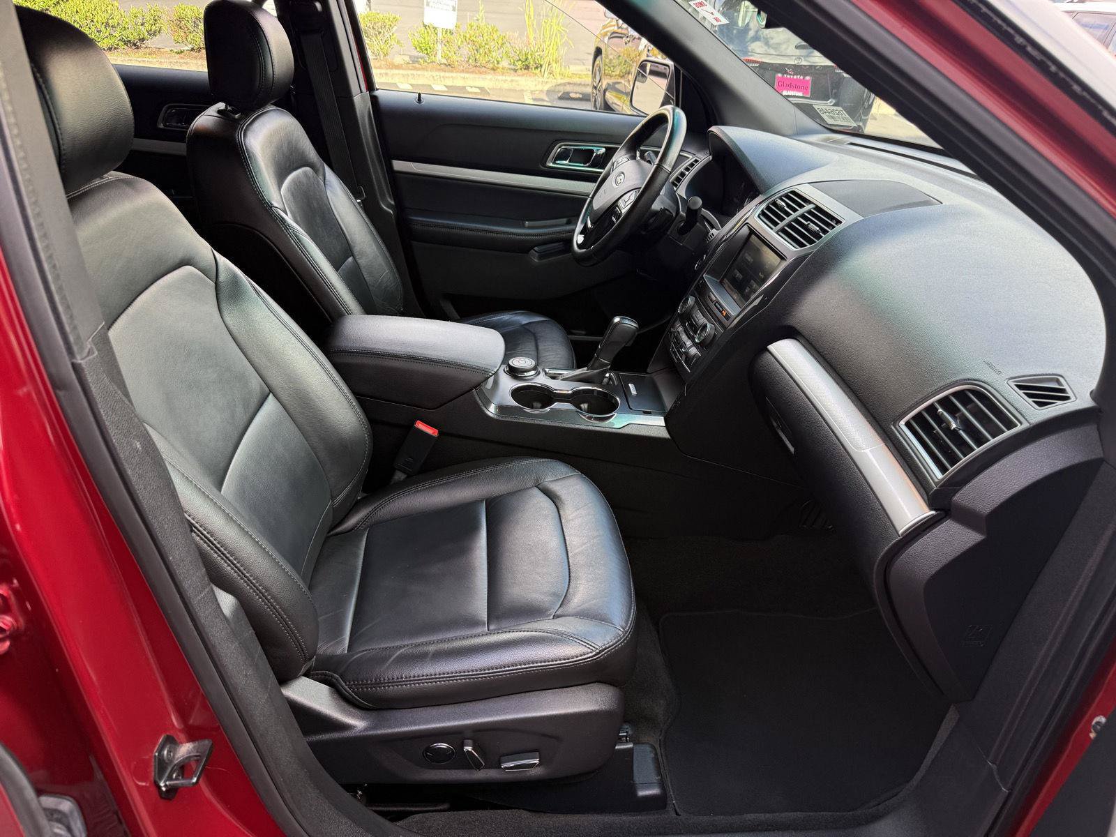 Used 2016 Ford Explorer XLT w/ Equipment Group 202A AWD/4WD image 22
