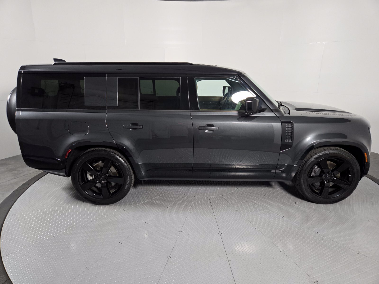 Used 2026 Land Rover Defender 130 X-Dynamic SE AWD/4WD image 6