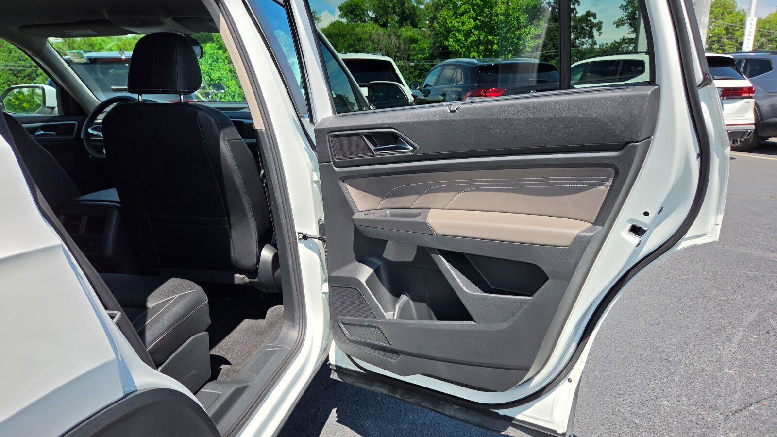 Certified 2023 Volkswagen Atlas SE w/ Black Wheel Package FWD image 53