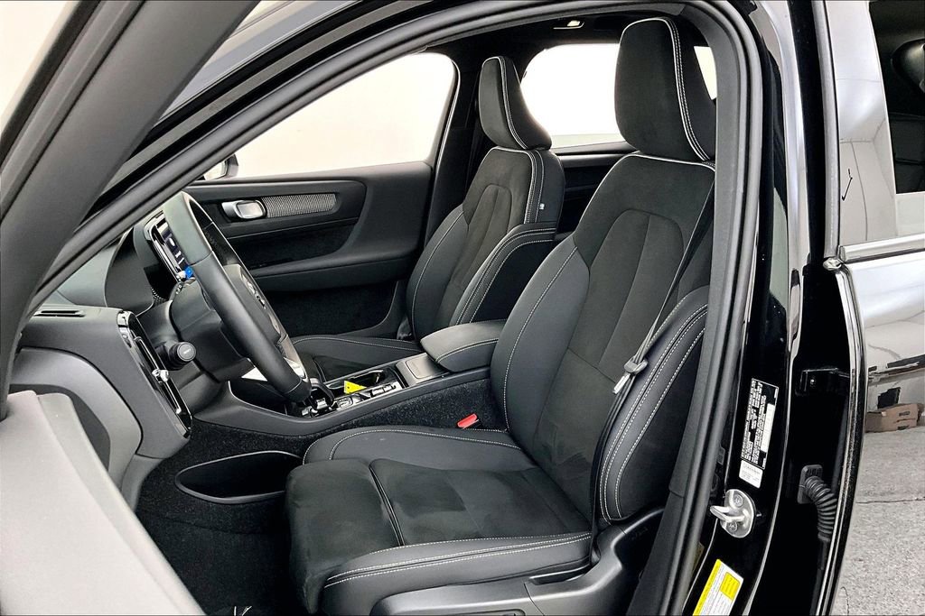 Certified 2025 Volvo XC40 B5 Plus image 34