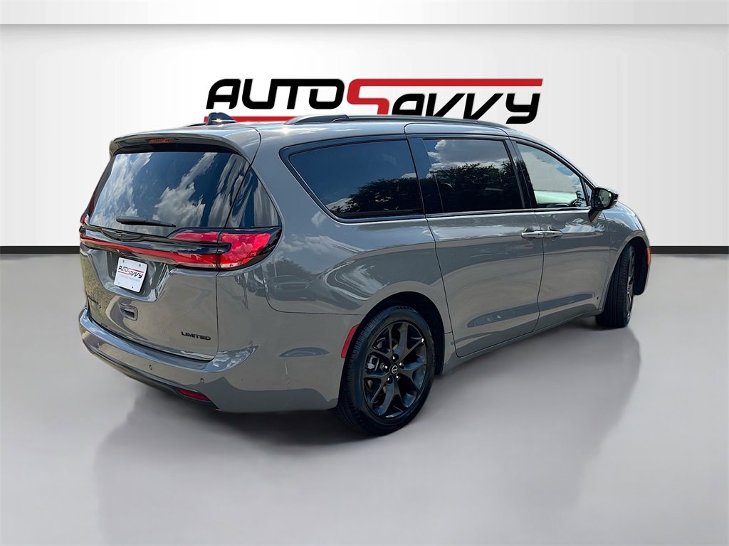 Used 2025 Chrysler Pacifica Limited image 7