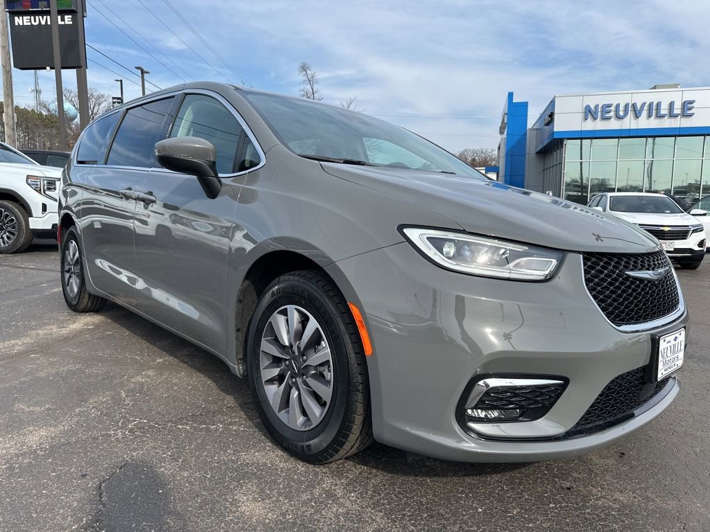 Used 2023 Chrysler Pacifica Touring-L image 1