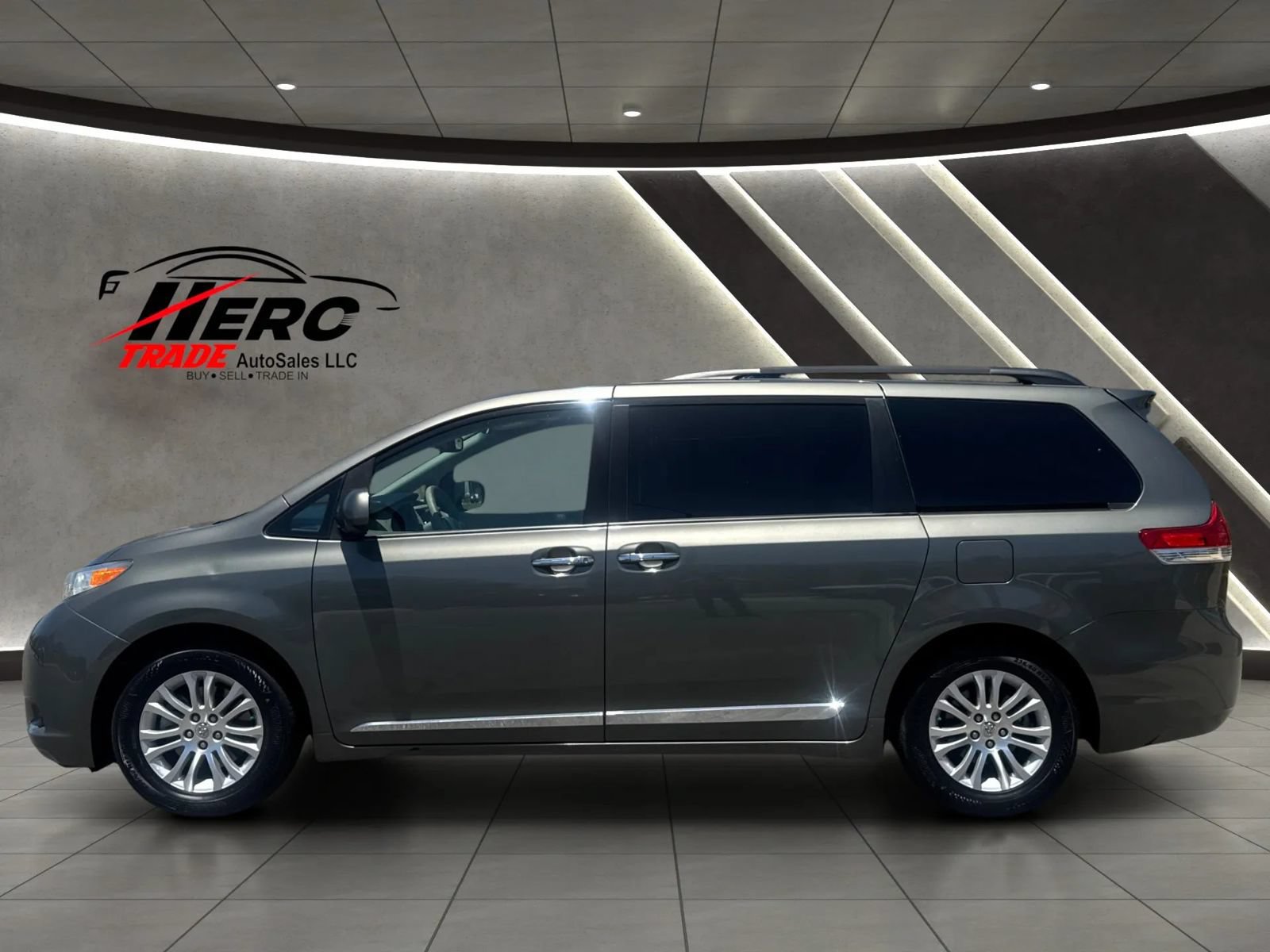 Used 2011 Toyota Sienna XLE w/ XLE Navigation Pkg FWD image 7
