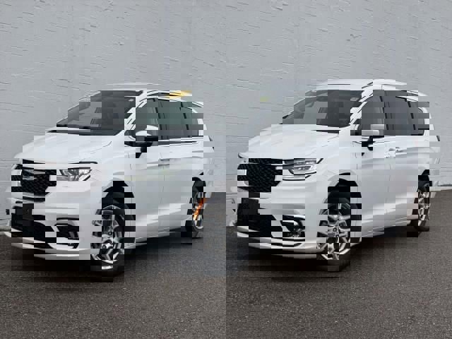 Used 2023 Chrysler Pacifica Touring-L image 1