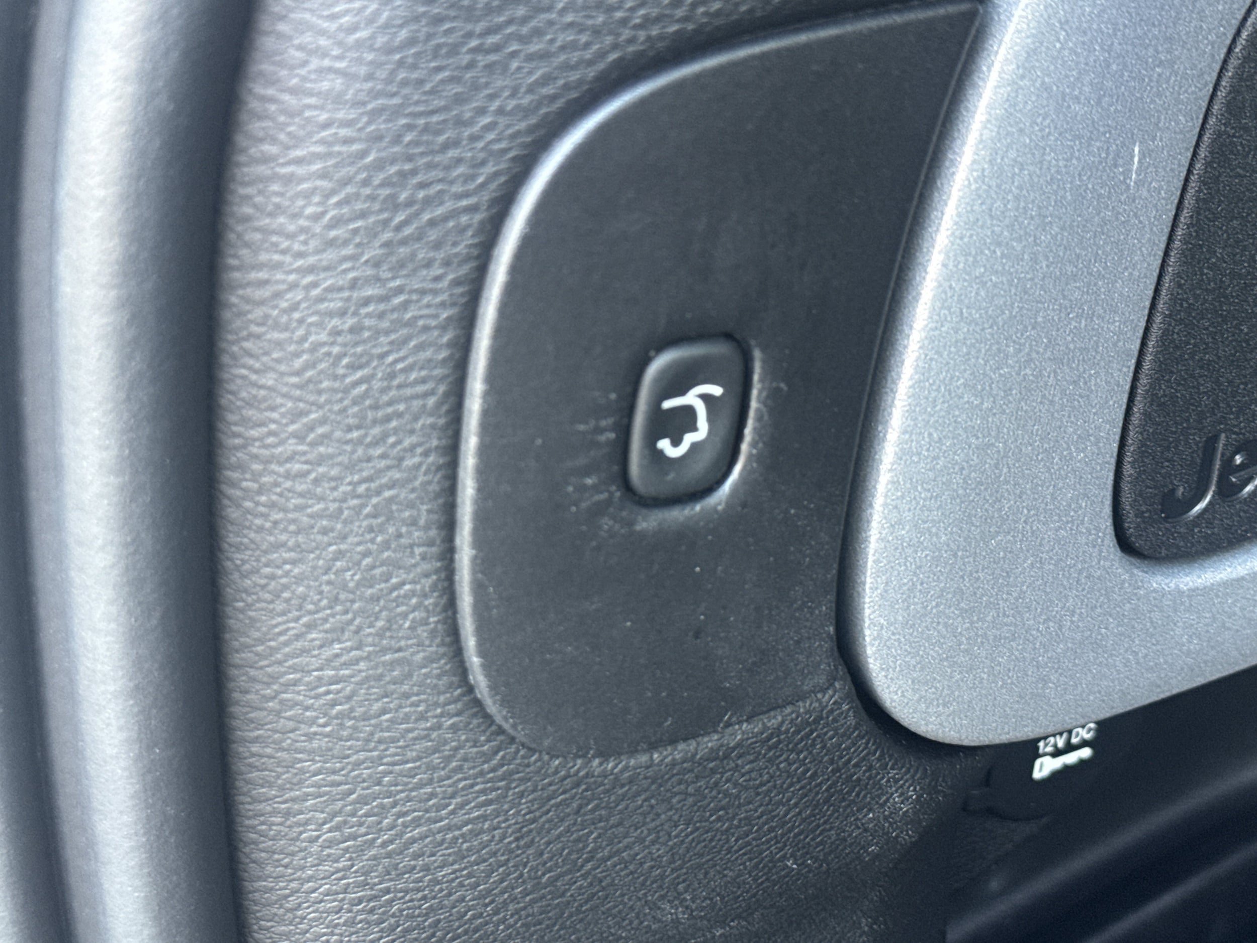 Used 2014 Jeep Cherokee Trailhawk w/ Comfort/Convenience Group AWD/4WD image 13
