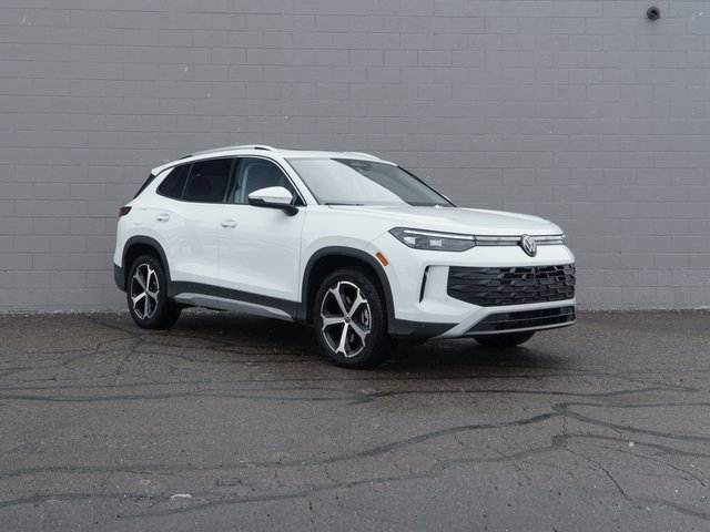 Used 2025 Volkswagen Tiguan SE w/ Panoramic Sunroof Package image 9