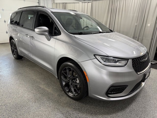 Used 2021 Chrysler Pacifica Touring-L w/ Uconnect Theater Family Group image 3