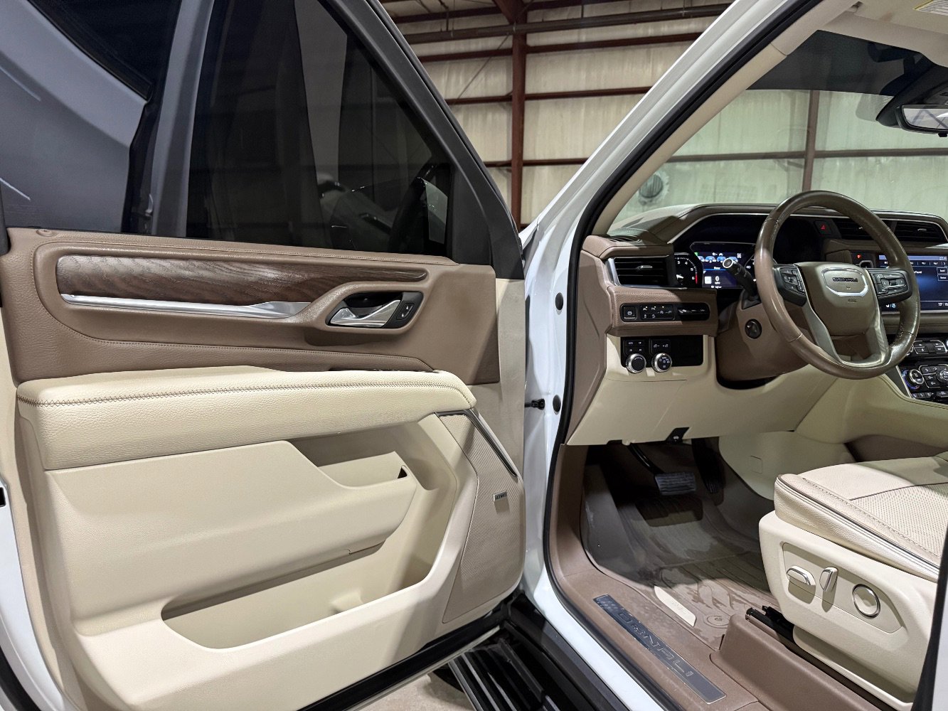 Used 2021 GMC Yukon XL Denali w/ Denali Premium Package image 14