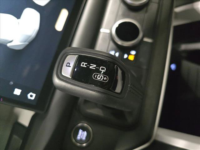 Used 2025 Land Rover Defender 110 X-Dynamic SE AWD/4WD image 24