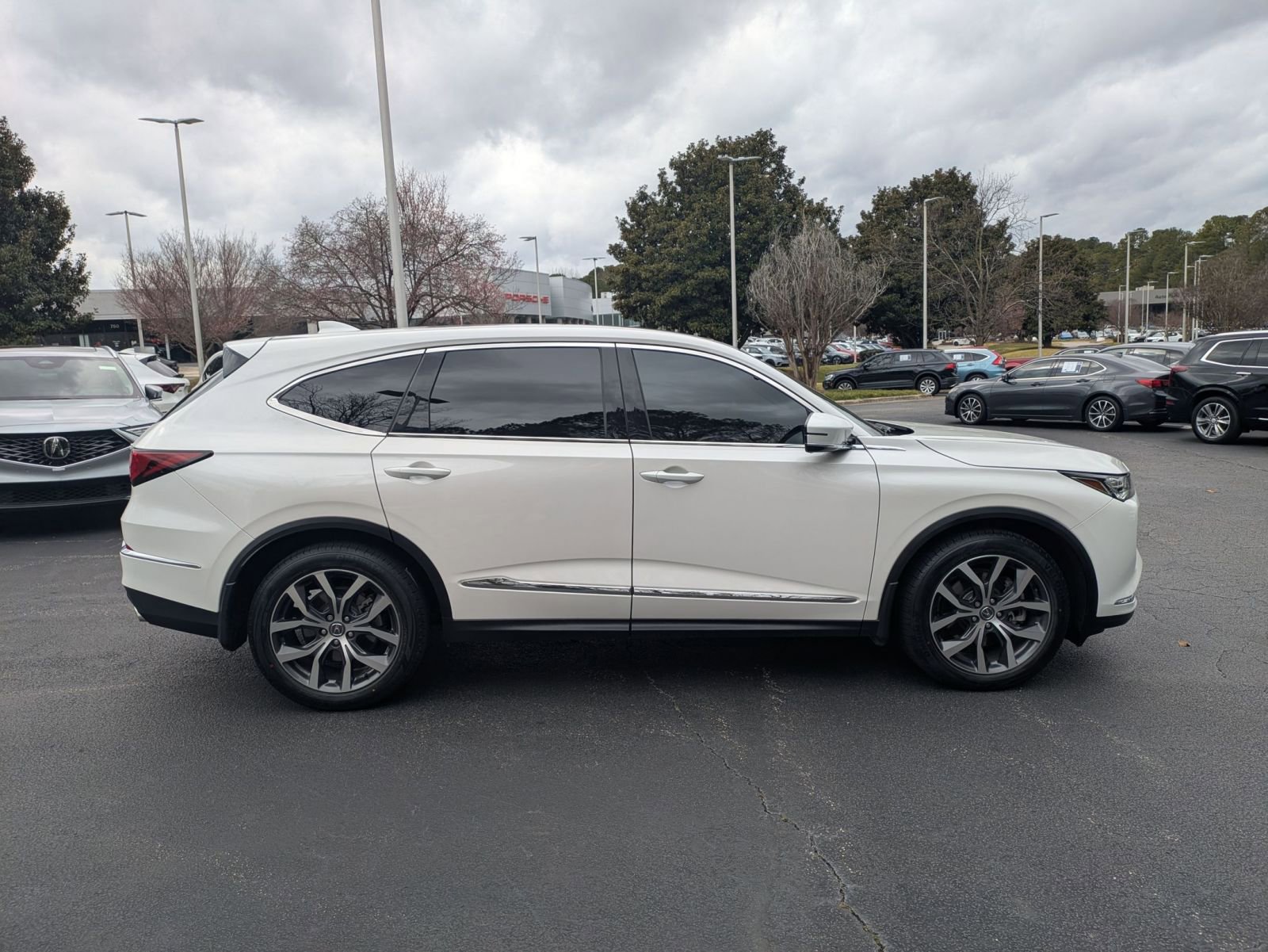 Used 2024 Acura MDX SH-AWD w/ Technology Package image 4