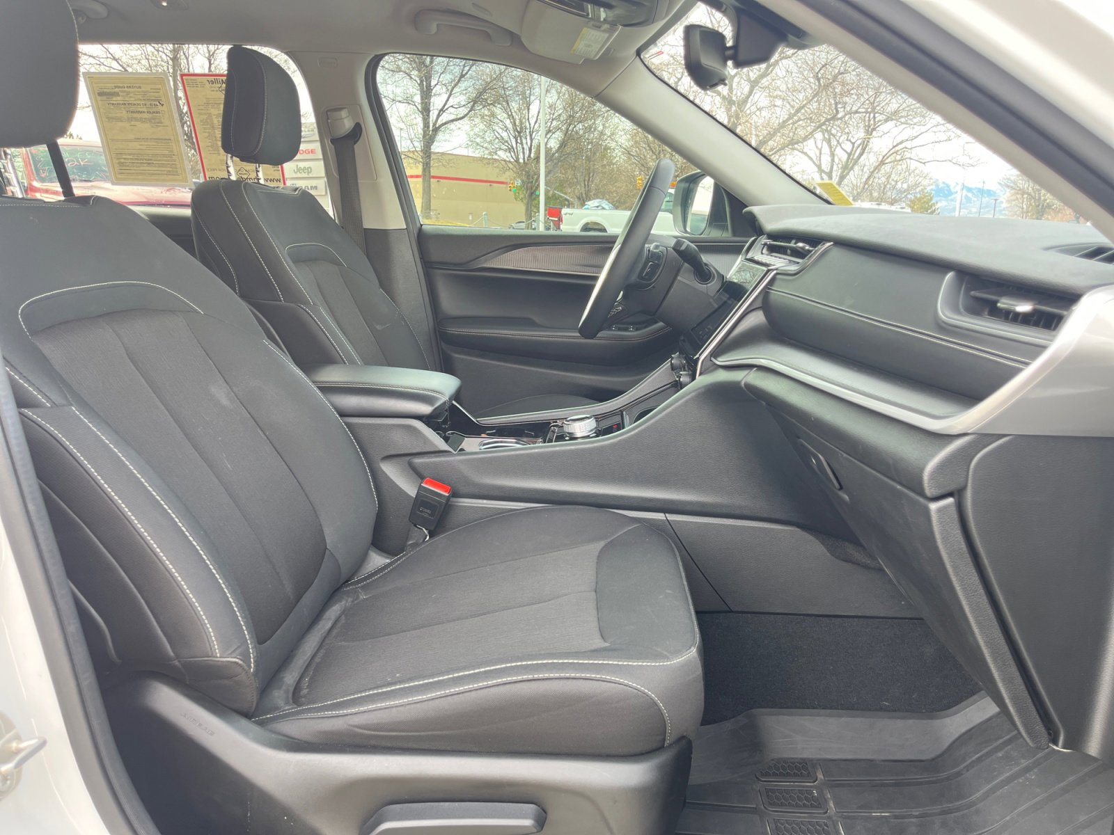 Used 2023 Jeep Grand Cherokee L Laredo image 27