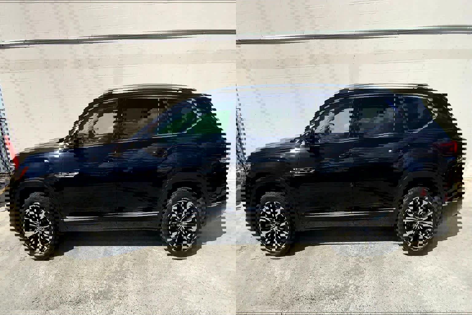 Used 2024 Volkswagen Atlas SEL Premium R-Line image 4