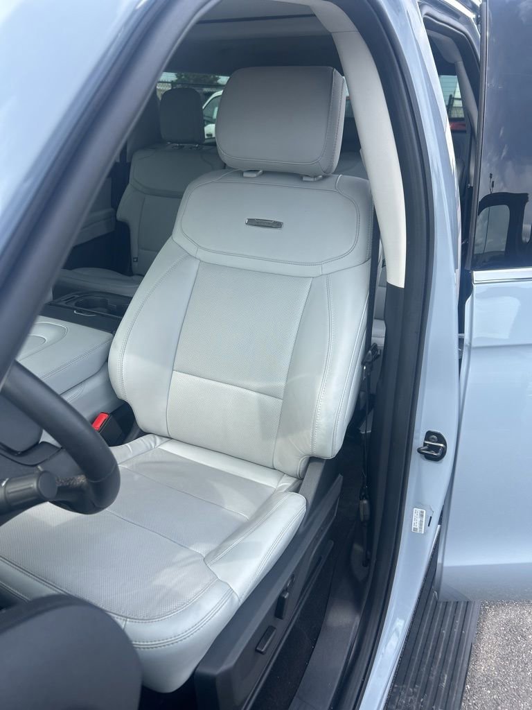 Used 2025 Ford Expedition Max Platinum AWD/4WD image 5