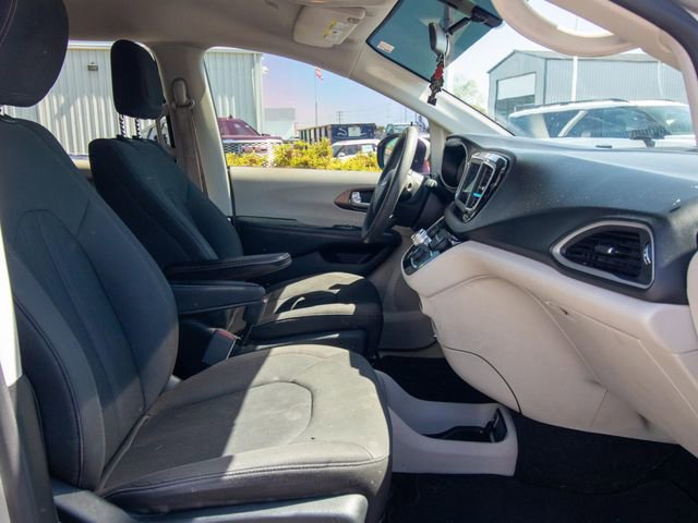 Used 2018 Chrysler Pacifica L FWD image 16