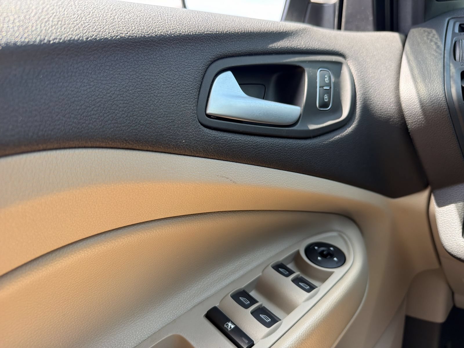 Used 2018 Ford Escape SE w/ Ford Safe & Smart Package FWD image 27