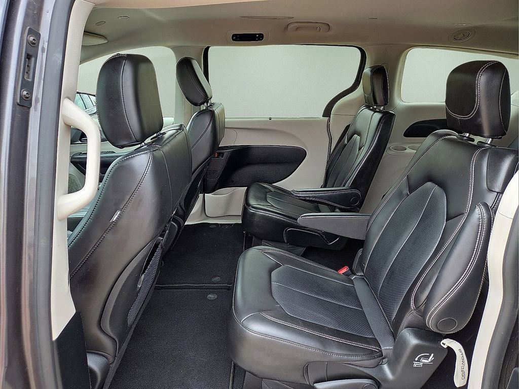 Used 2023 Chrysler Pacifica Touring-L FWD image 18