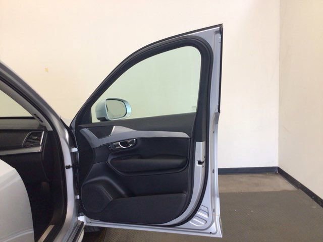 Used 2016 Volvo XC90 T6 Momentum w/ Vision Package image 9