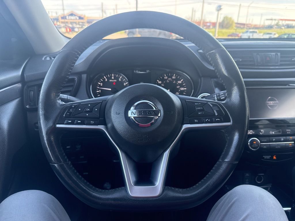 Used 2017 Nissan Rogue SV w/ SV Premium Package image 15