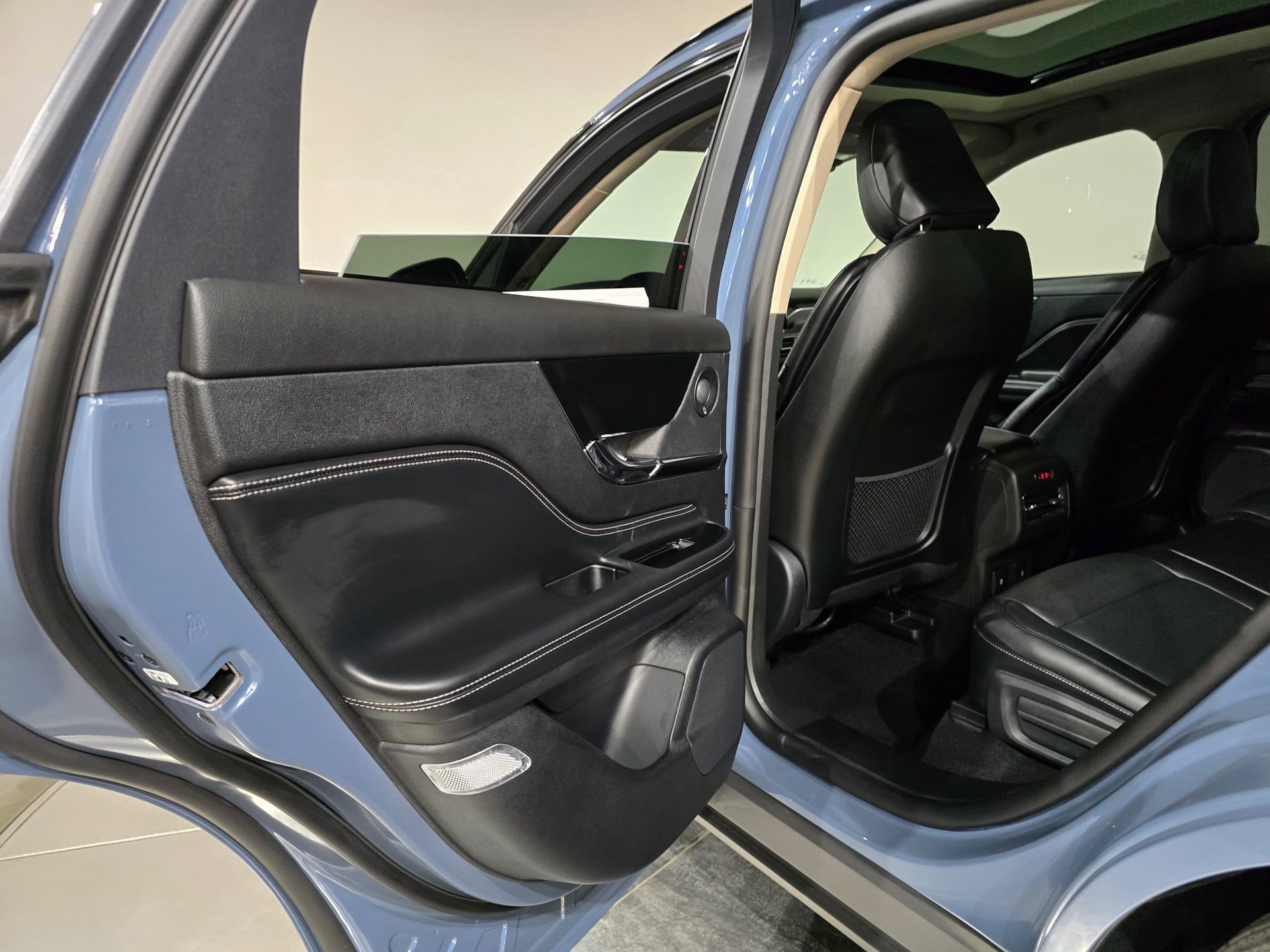 New 2025 Lincoln Corsair Reserve w/ Equipment Group 202A image 32