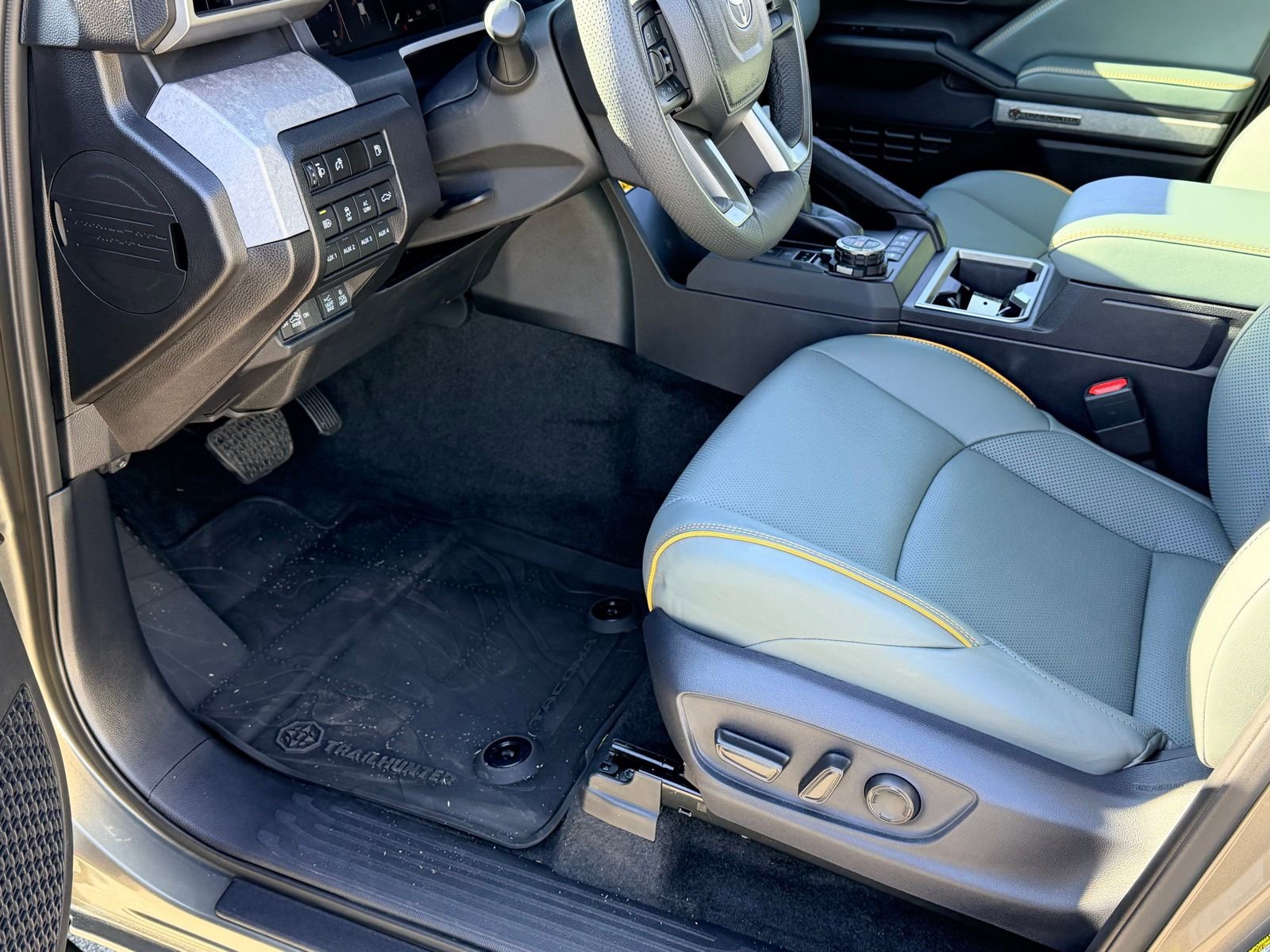 Used 2025 Toyota Tacoma Trailhunter AWD/4WD image 36