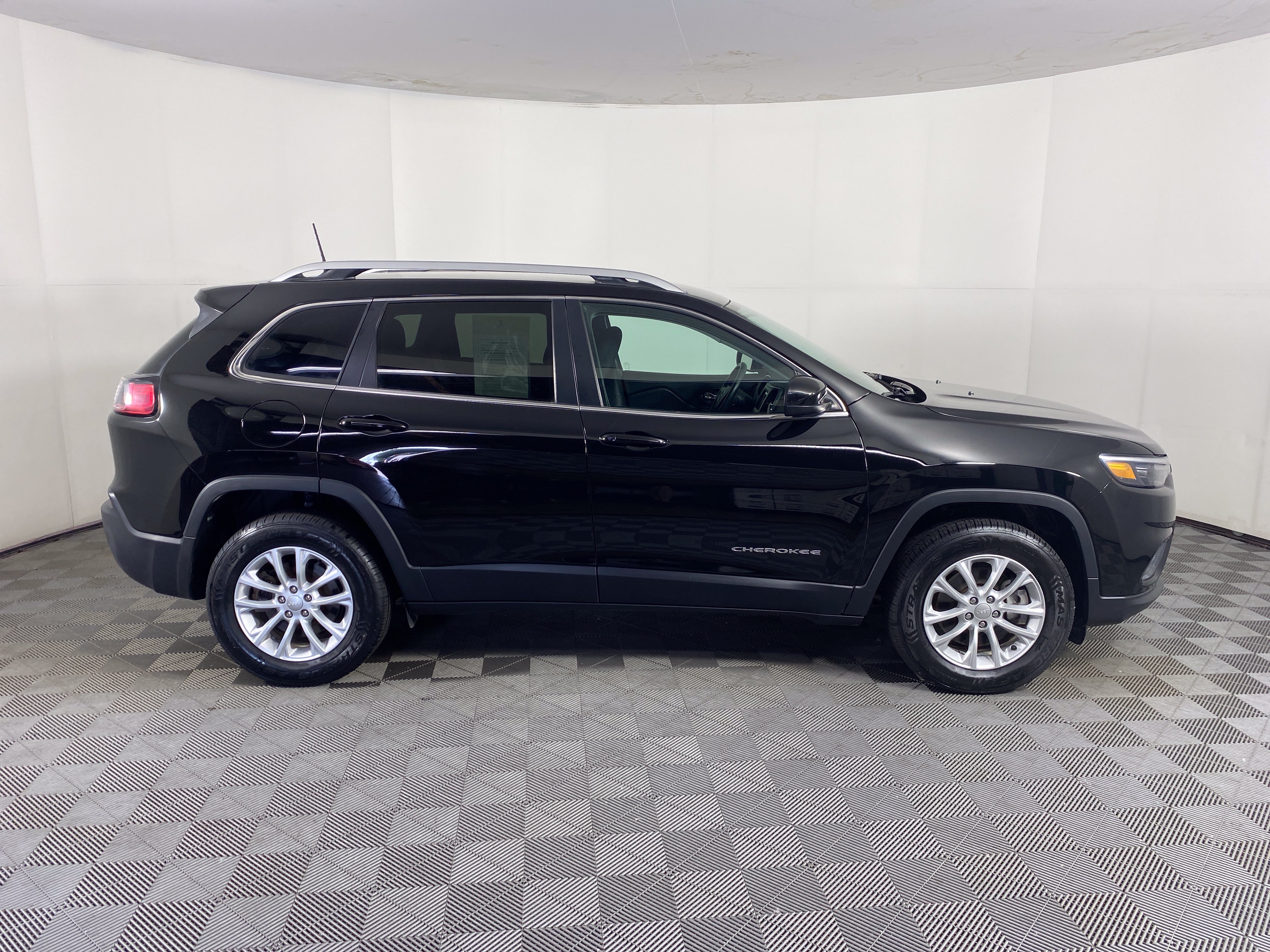 Used 2019 Jeep Cherokee Latitude w/ Popular Appearance Group AWD/4WD image 5