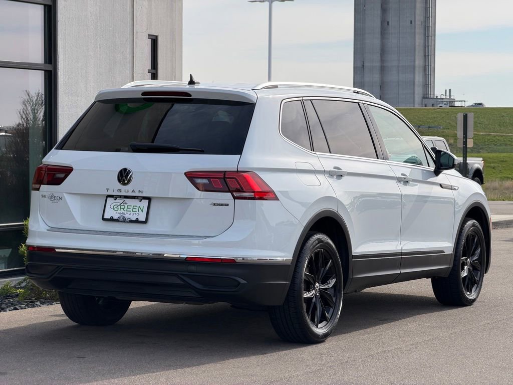 Used 2022 Volkswagen Tiguan SE w/ Panoramic Sunroof Package AWD/4WD image 4