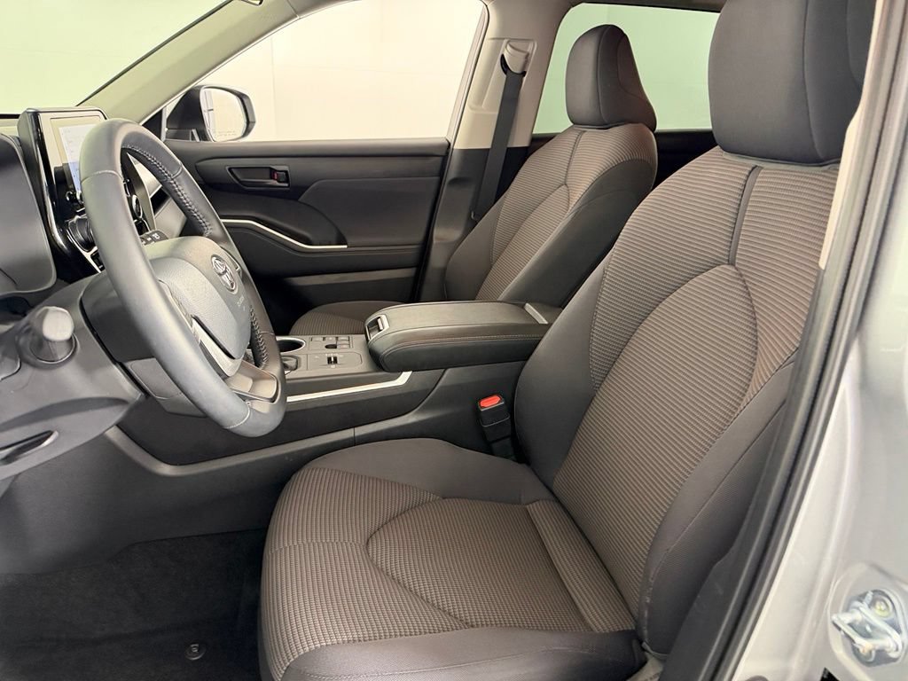 Used 2025 Toyota Highlander LE FWD image 20