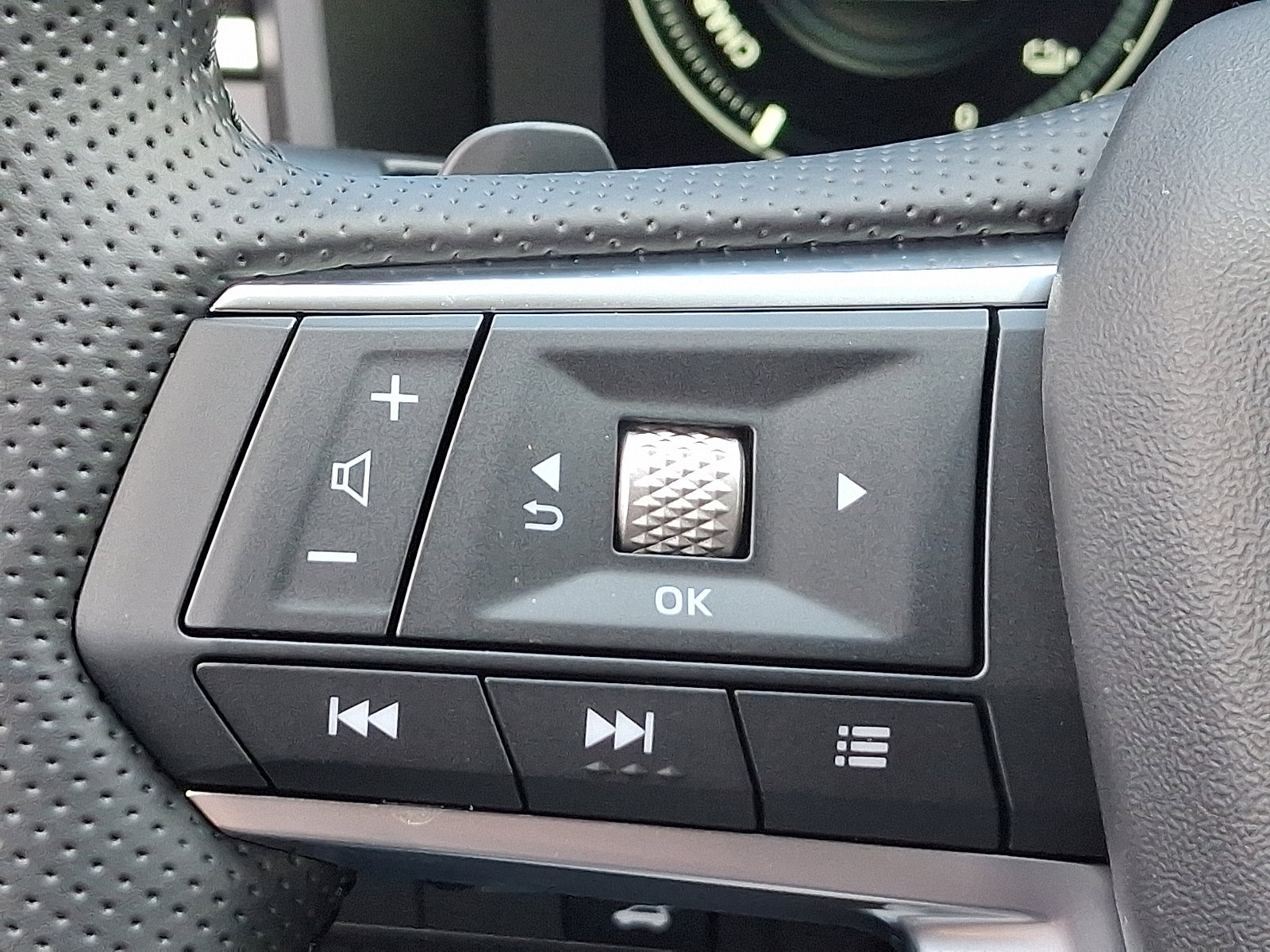 New 2025 Mitsubishi Outlander SE image 18