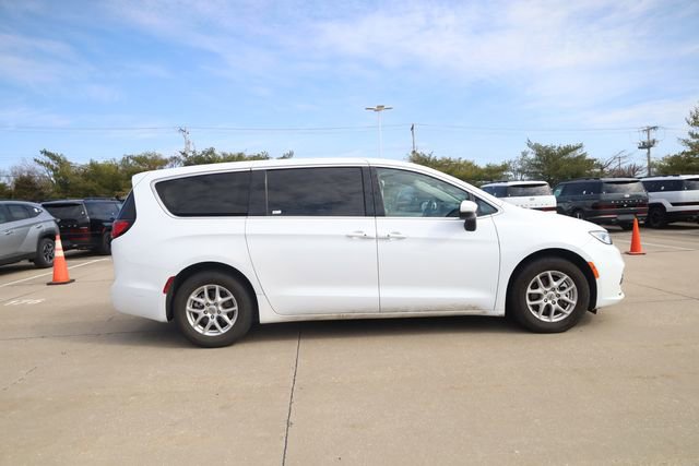 Used 2023 Chrysler Pacifica Touring-L image 4
