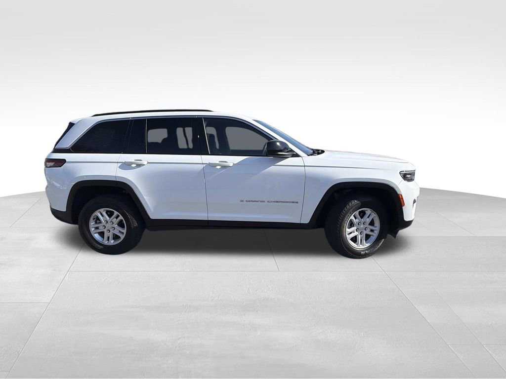 Used 2024 Jeep Grand Cherokee Laredo image 2
