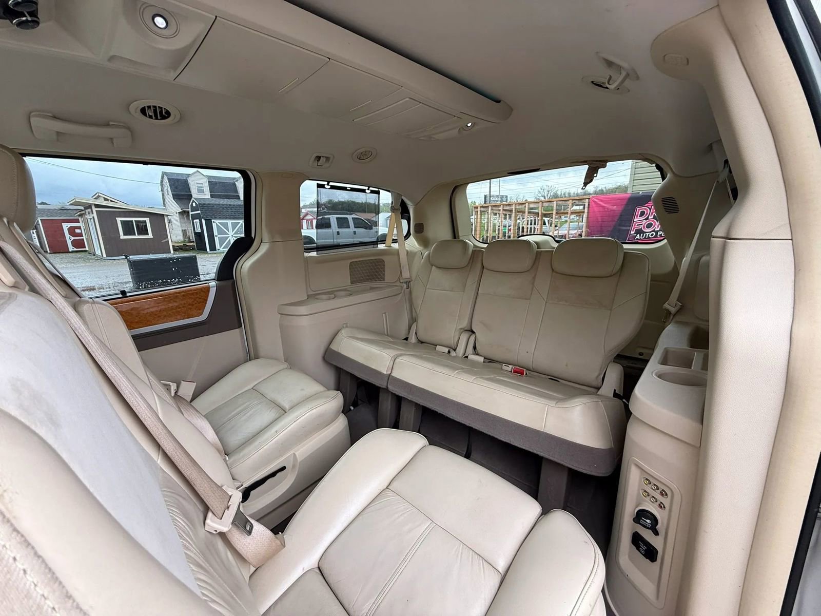 Used 2009 Chrysler Town & Country Limited w/ Entertainment Group #3 image 13