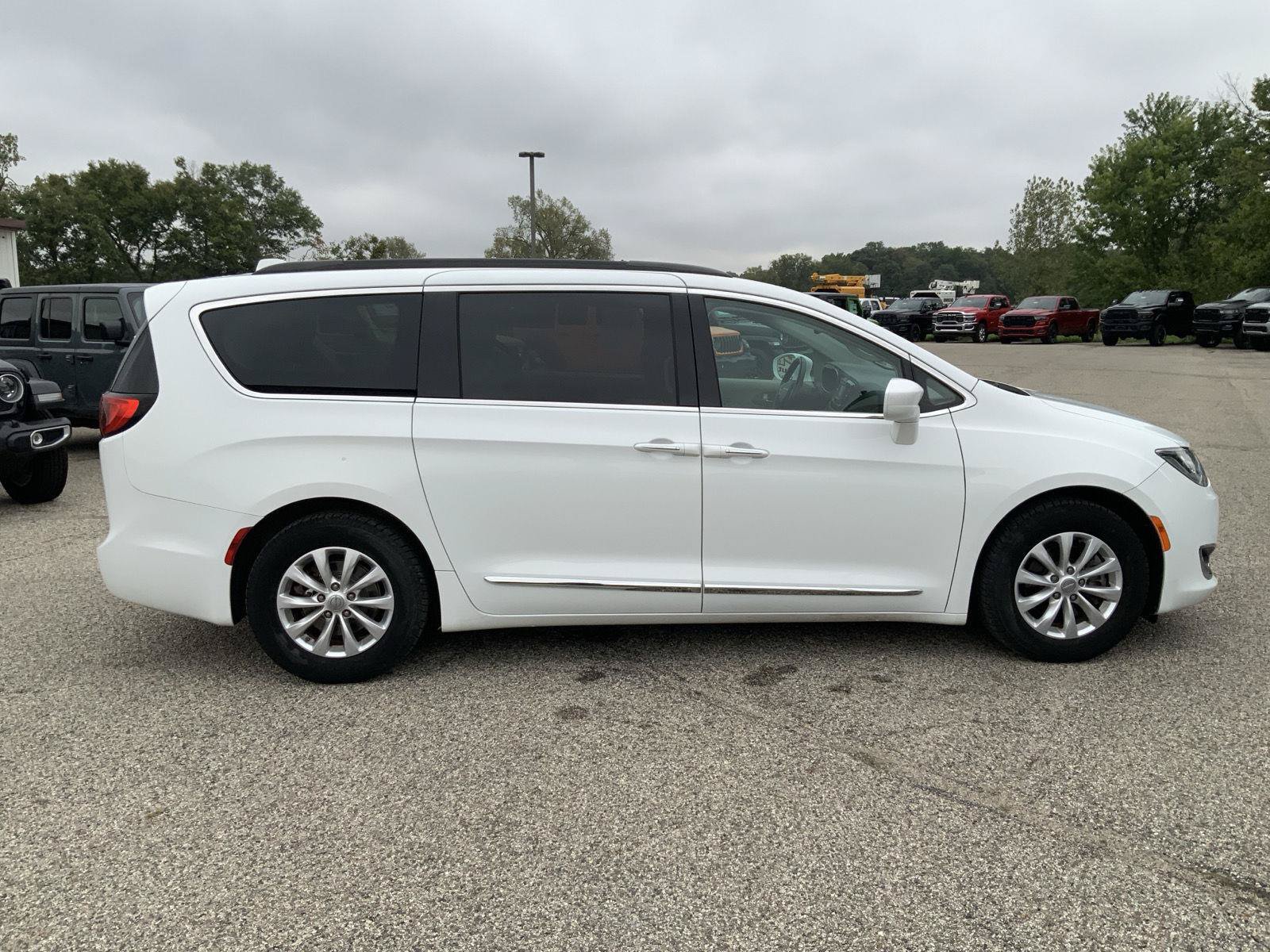 Used 2017 Chrysler Pacifica Touring-L FWD image 13