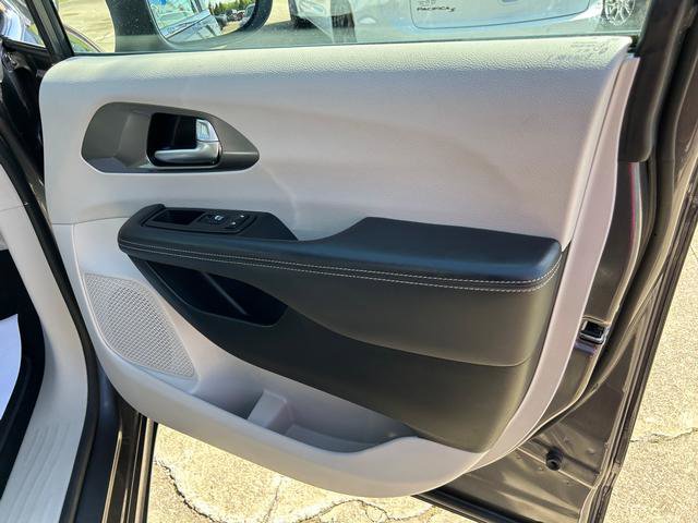 Certified 2023 Chrysler Pacifica Touring-L image 22