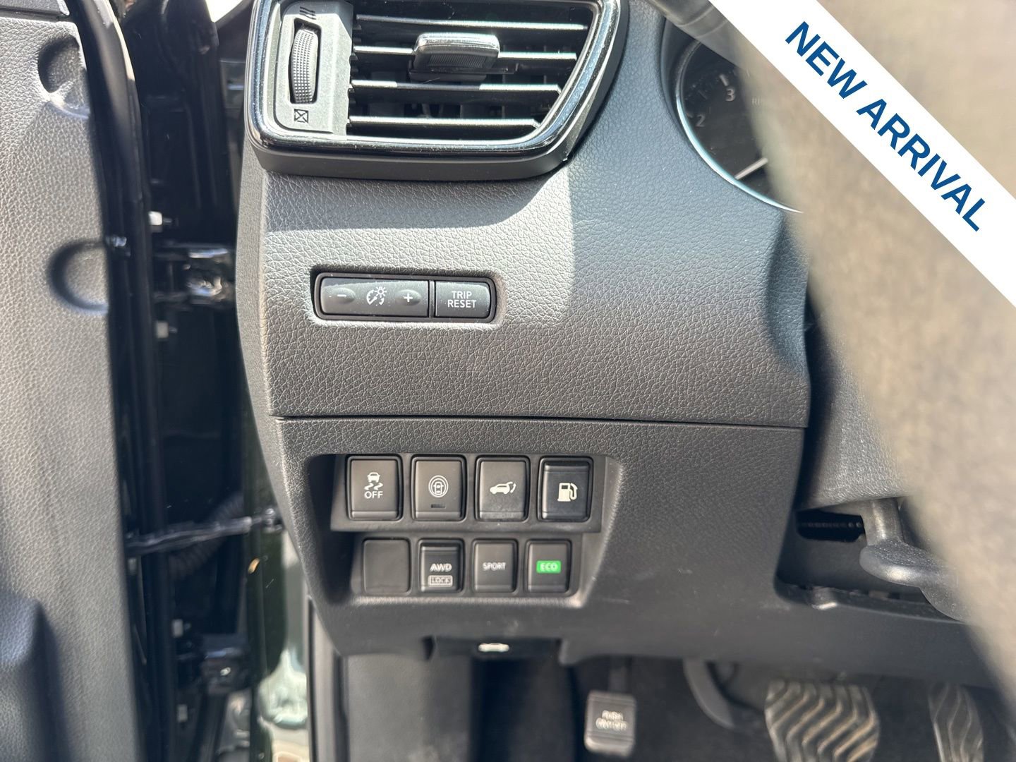 Used 2020 Nissan Rogue SV image 19