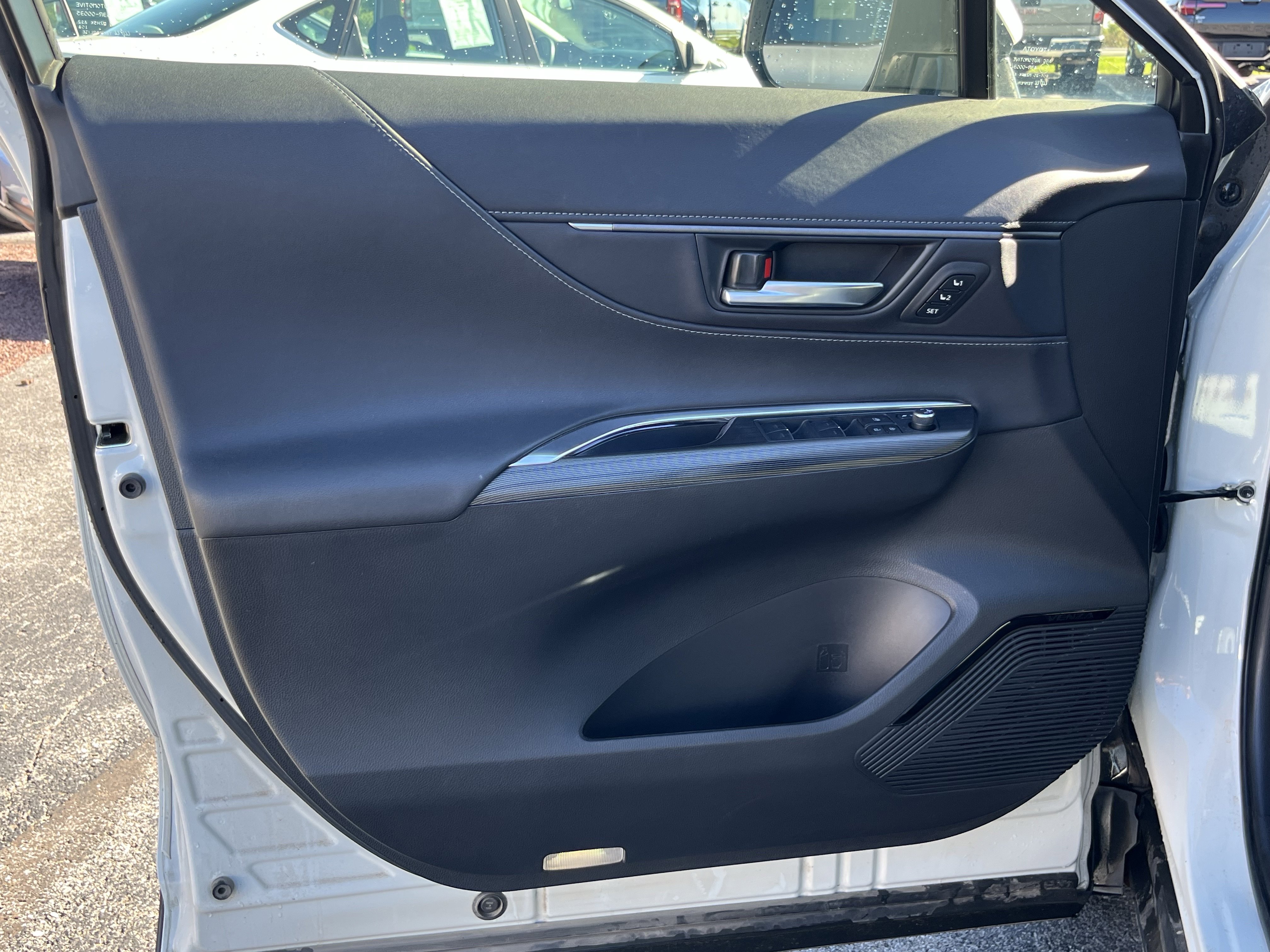 Used 2022 Toyota Venza XLE image 18