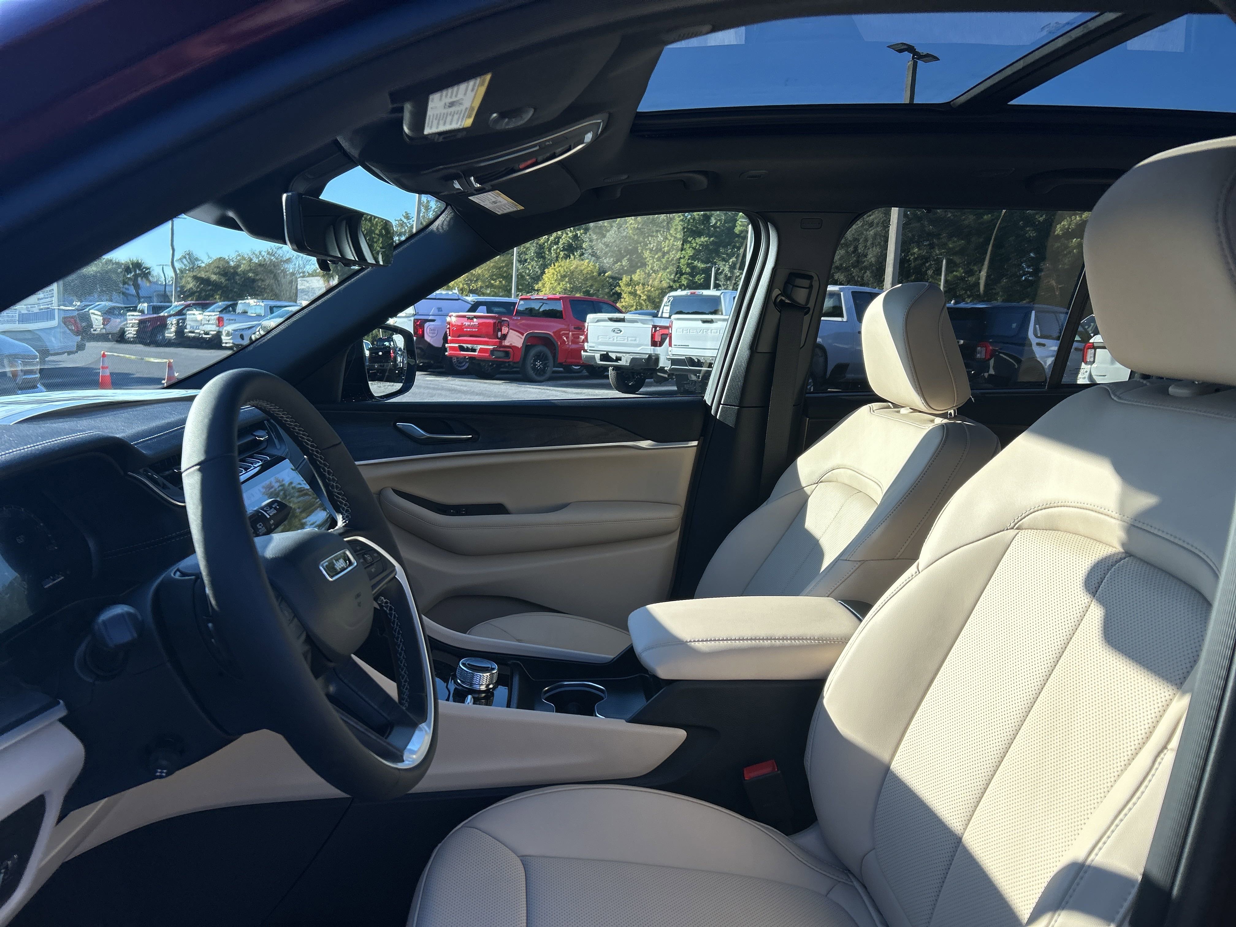 New 2025 Jeep Grand Cherokee Limited w/ Luxury Tech Group II image 11